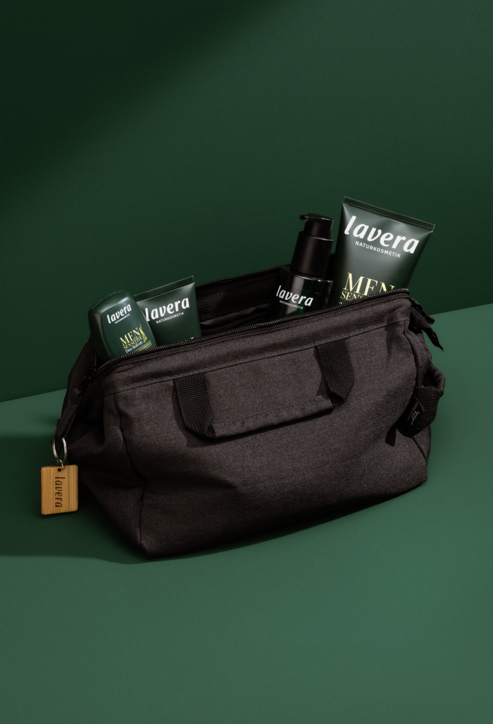 lavera Men sensitive 4in1 Pflege-Set + Kulturbeutel in der Anwendung