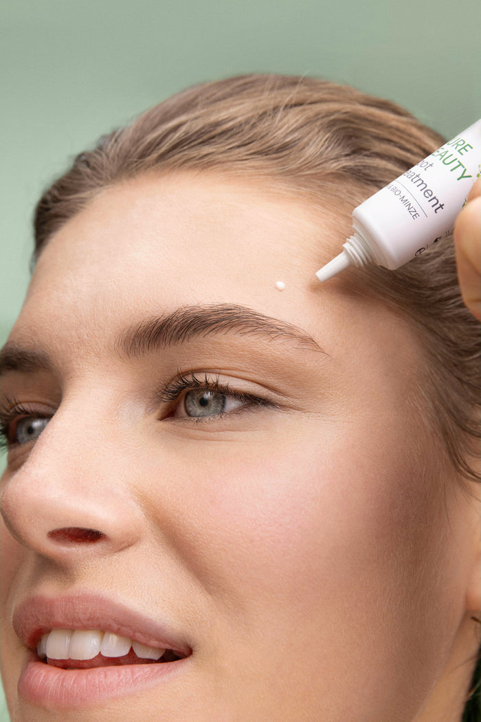 lavera Pure Beauty Spot Treatment in der Anwendung