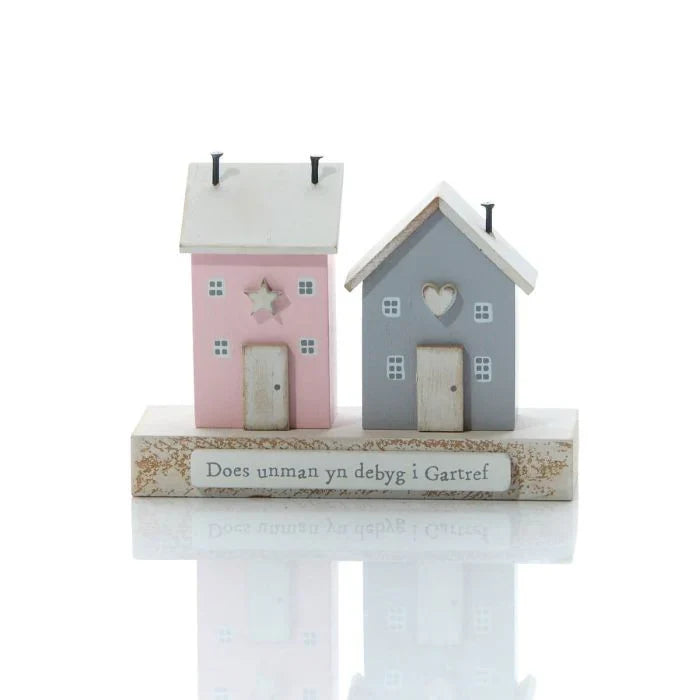 'Shabby Chic' Wooden houses - 'Does unman yn debyg i gartref'