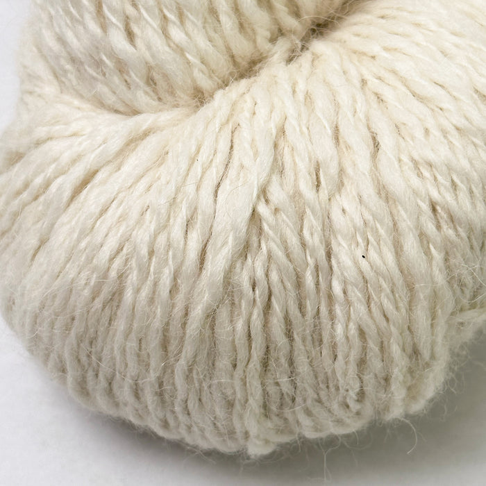 Close up of rounded edge of Peruvian Tweed skein